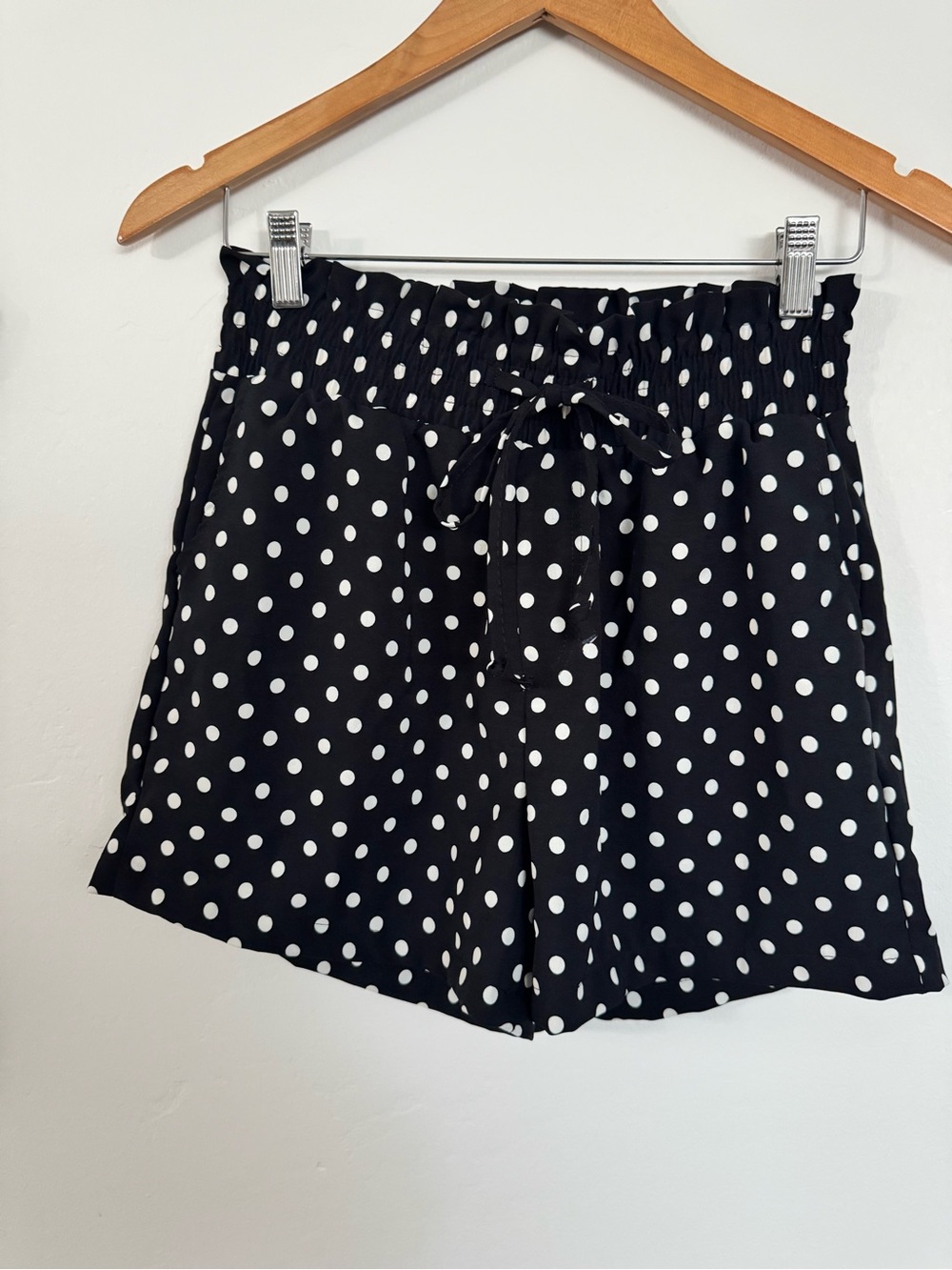 NWOT Classic Concepts Black White Polka Dot Paperbag Waist Shorts M Pockets